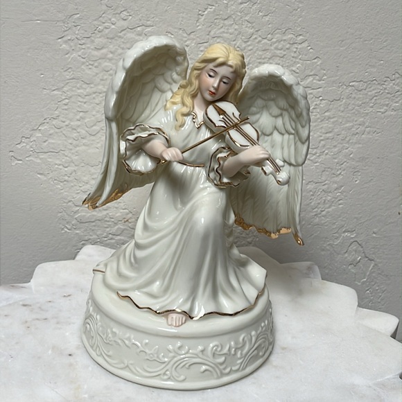 NIB Porcelain Angel Musical - Picture 1 of 16